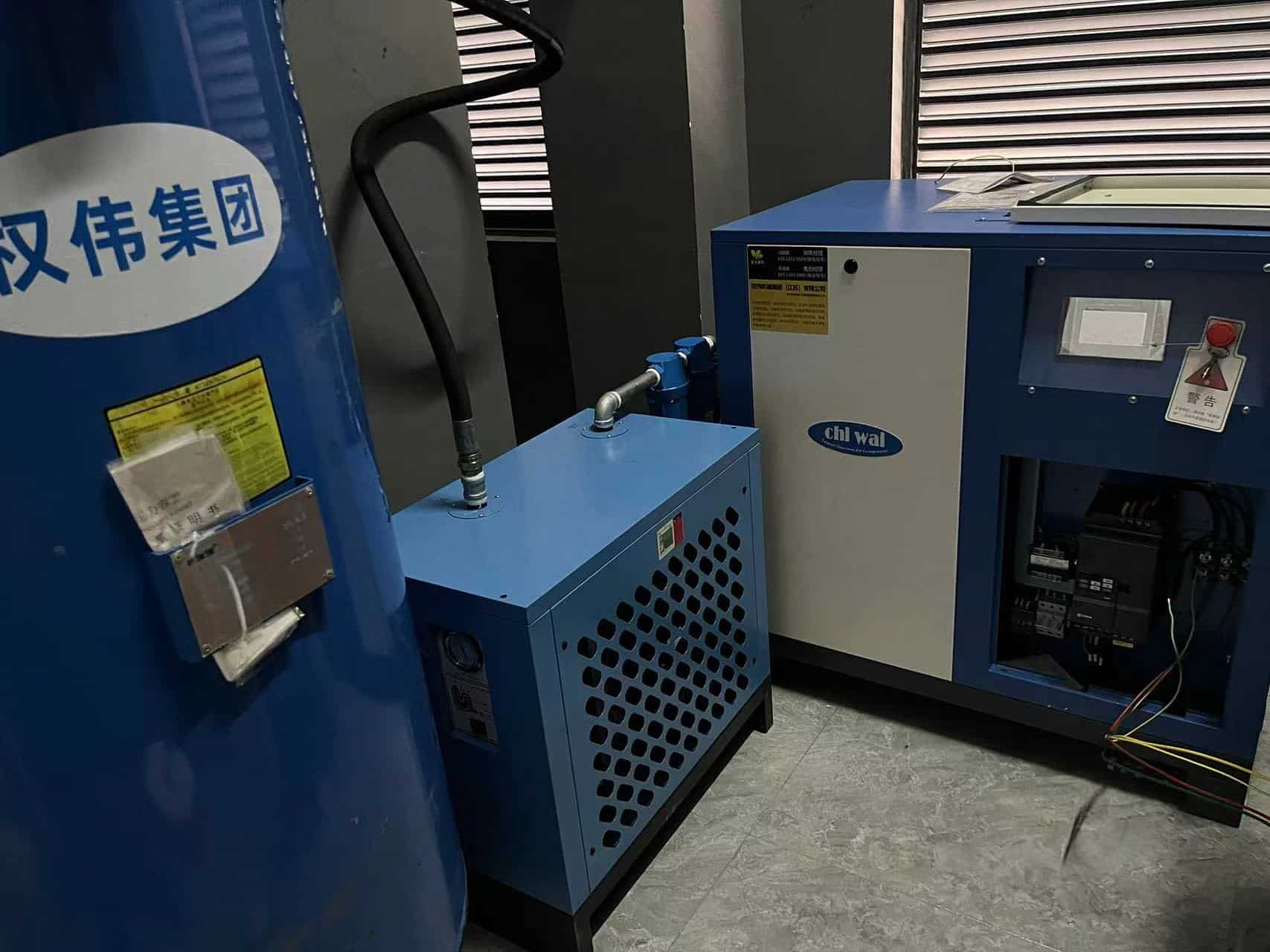 What is the difference between a screw air compressor and a traditional air compressor?